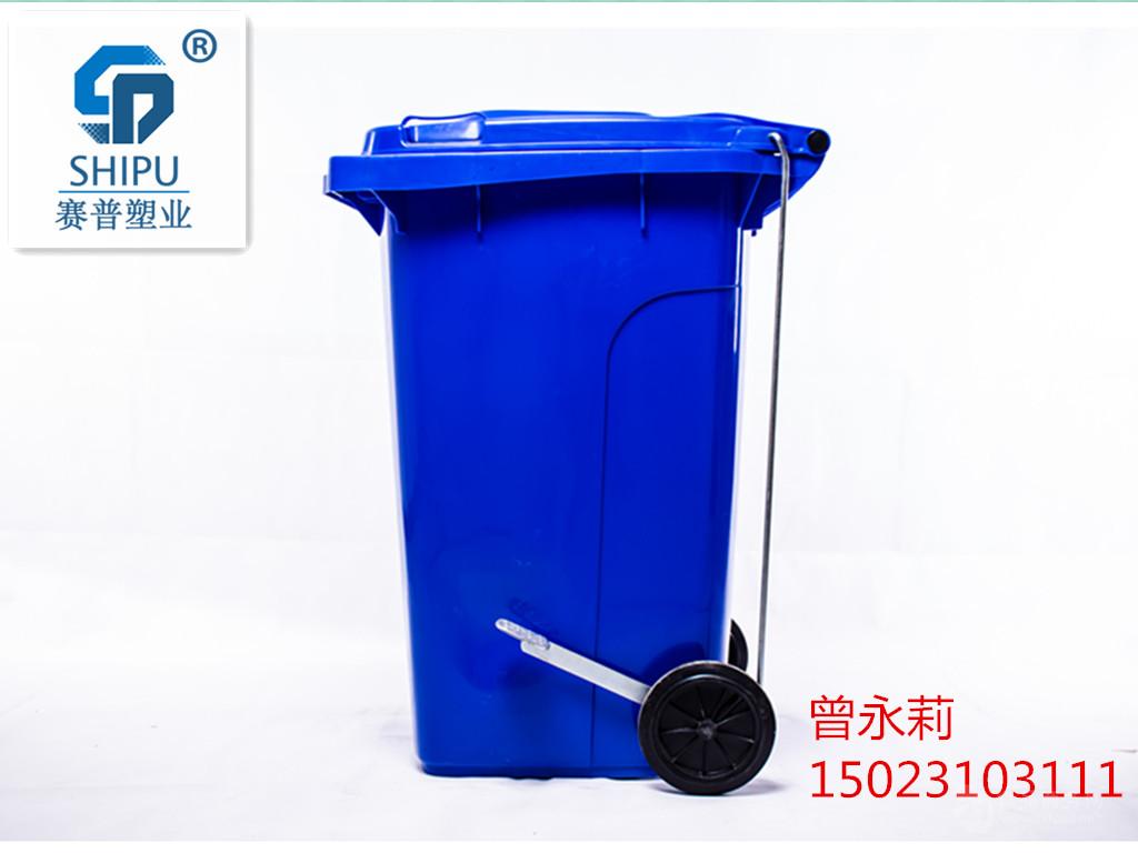 赛普牌垃圾桶装有塑料把手和脚轮,操作方便,移动灵活 .特殊结构设计,与压缩式垃圾车配套实现自动倾倒. 垃圾桶的材质是高密度抗冲击聚乙烯注模而成,强度高,寿命长, 抗腐、耐热,耐酸、 耐碱、耐腐蚀,耐冲击,无钉无刺,无毒无味,易冲洗消毒,不腐烂,不 污染,经济,环保,便捷,卫生。 .