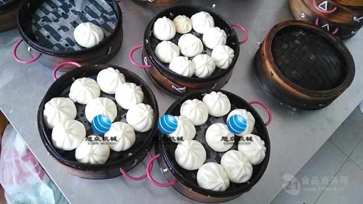 主要功能: 1)生产品种多样化,可生产各种不同馅料的包子,酥饼等产品; 2)对面粉的质量要求不高,可做发面,老面等工艺,且适合各种工作场所; 3)可直接调整面皮的厚度,馅料的多少; 4)不伤面筋,仿手工捏花,制作干净,卫生,成本低,效率高; 5)操件简单,且维修,清洗方便。 本机提供免费上门培训指导,安装,调试,面点工艺传授。