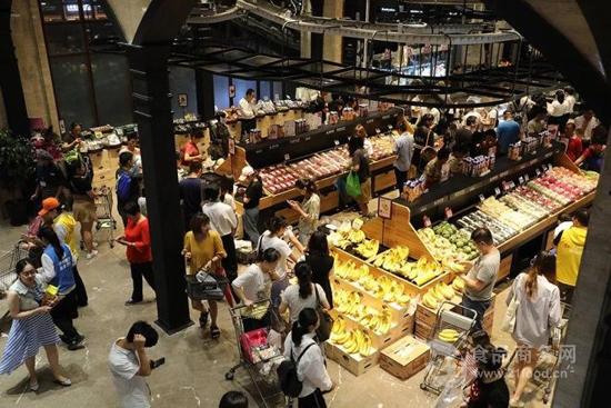7月9日,地球港青岛未来广场店正式开门迎客。作为更大、更全面、更舒适的地球港二代旗舰店,其开业预示着地球港进入2.0时代。 据了解,地球港未来广场店紧邻青岛旅游景区五四广场,周边3-5公里范围内为青岛的核心商务区,距离青岛地铁2号线浮山所站仅300米,交通便利,区位优势明显。 超万平新零售门店 汇聚全球美味 地球港未来广场店面积达13000,包含上下两层和中间夹层。 一层拥有拥有14个汇聚全球美味的美食档口,主要承担生鲜和餐饮的业态; 二层为超市卖场区,从大自然中汲取灵感,温润的原木被设计成圆润的穹顶形